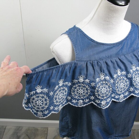 SO Short Sleeve Cold Shoulder Chambray Embroidered Blouse Size XS - Picture 6 of 6